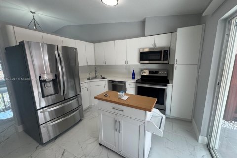 Villa ou maison à vendre à Hialeah, Floride: 3 chambres, 110.55 m2 № 1927991 - photo 2
