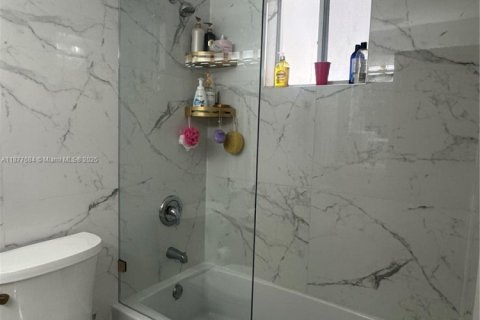 Villa ou maison à vendre à Hialeah, Floride: 3 chambres, 110.55 m2 № 1927991 - photo 4