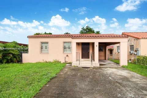 Casa en alquiler en Miami, Florida, 2 dormitorios, 80.82 m2 № 1941128 - foto 1