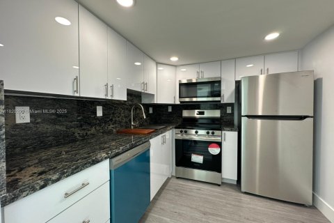 Condo in Miami, Florida, 2 bedrooms  № 1790591 - photo 2