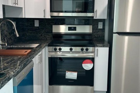 Condo in Miami, Florida, 2 bedrooms  № 1790591 - photo 4