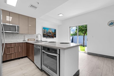 Townhouse in Miami, Florida 3 bedrooms № 1937546 - photo 17