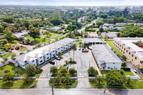 Townhouse in Miami, Florida 3 bedrooms № 1937546 - photo 2