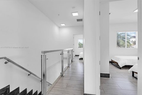 Townhouse in Miami, Florida 3 bedrooms № 1937546 - photo 12