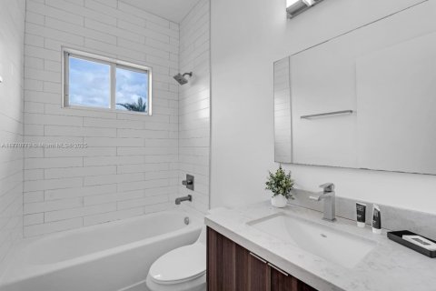 Townhouse in Miami, Florida 3 bedrooms № 1937546 - photo 16