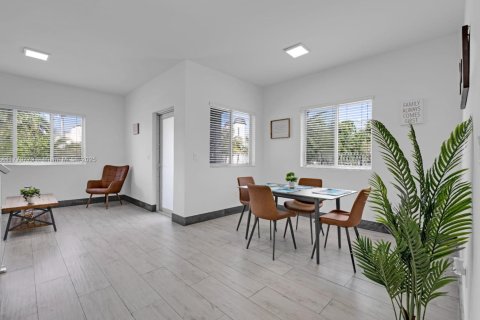 Townhouse in Miami, Florida 3 bedrooms № 1937546 - photo 4