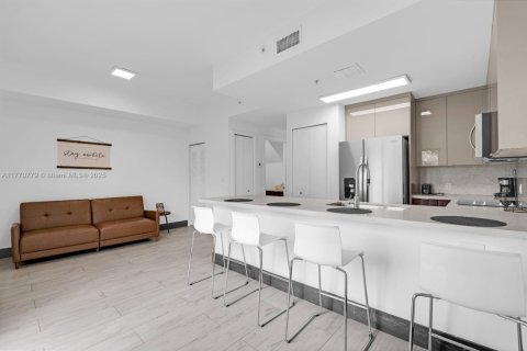 Townhouse in Miami, Florida 3 bedrooms № 1937546 - photo 11