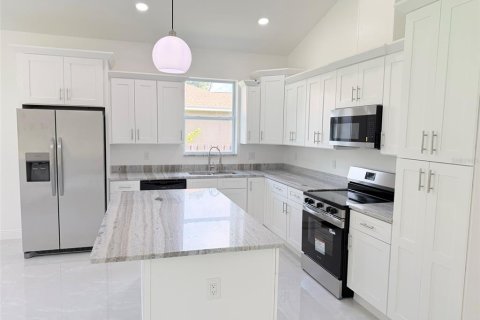 Villa ou maison à louer à Tampa, Floride: 3 chambres, 178.37 m2 № 2351451 - photo 11