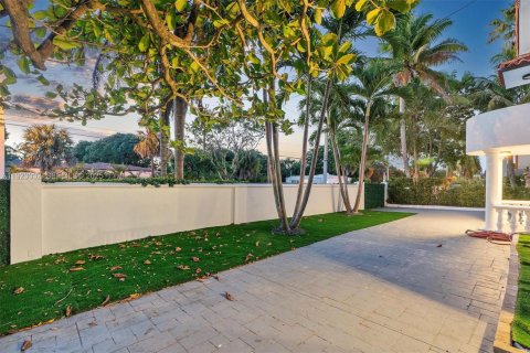 House in Miami Shores, Florida 5 bedrooms, 347.36 sq.m. № 1986697 - photo 16