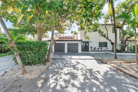 House in Miami Shores, Florida 5 bedrooms, 347.36 sq.m. № 1986697 - photo 17