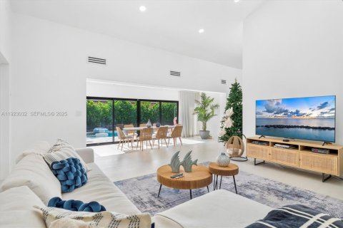 House in Miami Shores, Florida 5 bedrooms, 347.36 sq.m. № 1986697 - photo 26