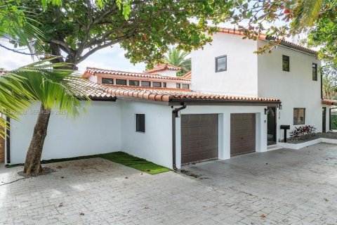 House in Miami Shores, Florida 5 bedrooms, 347.36 sq.m. № 1986697 - photo 19