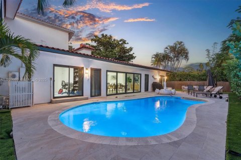 House in Miami Shores, Florida 5 bedrooms, 347.36 sq.m. № 1986697 - photo 2