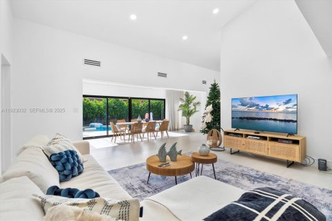 House in Miami Shores, Florida 5 bedrooms, 347.36 sq.m. № 1986697 - photo 25