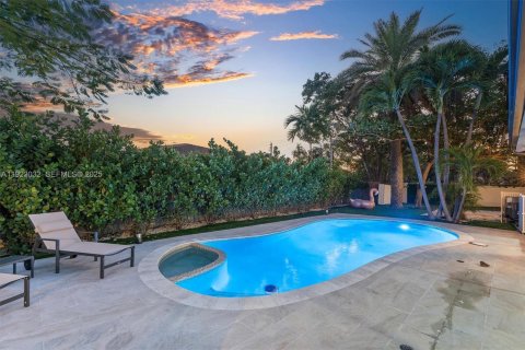 House in Miami Shores, Florida 5 bedrooms, 347.36 sq.m. № 1986697 - photo 12