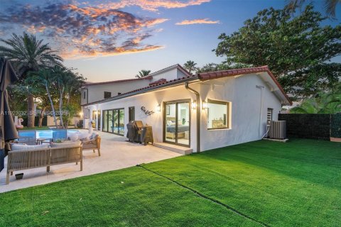 House in Miami Shores, Florida 5 bedrooms, 347.36 sq.m. № 1986697 - photo 1