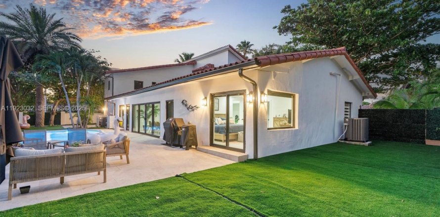 House in Miami Shores, Florida 5 bedrooms, 347.36 sq.m. № 1986697