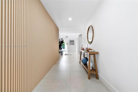 House in Miami Shores, Florida 5 bedrooms, 347.36 sq.m. № 1986697 - photo 21