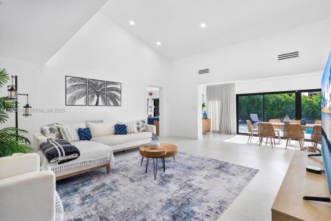 House in Miami Shores, Florida 5 bedrooms, 347.36 sq.m. № 1986697 - photo 27
