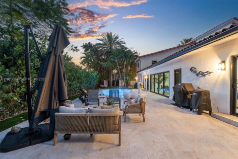 House in Miami Shores, Florida 5 bedrooms, 347.36 sq.m. № 1986697 - photo 11