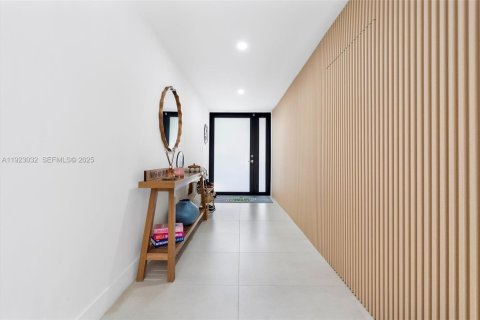 House in Miami Shores, Florida 5 bedrooms, 347.36 sq.m. № 1986697 - photo 22