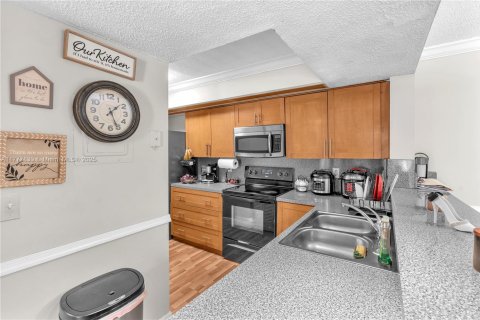 Condo in Hialeah, Florida, 2 bedrooms  № 1713772 - photo 11