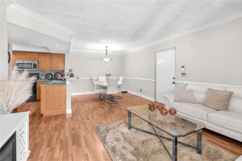 Condo in Hialeah, Florida, 2 bedrooms  № 1713772 - photo 10