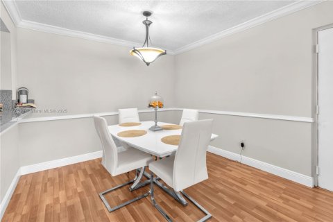 Condo in Hialeah, Florida, 2 bedrooms  № 1713772 - photo 9