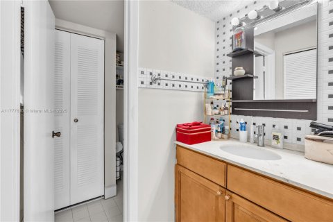 Condo in Hialeah, Florida, 2 bedrooms  № 1713772 - photo 22
