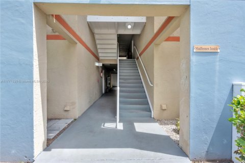 Condo in Hialeah, Florida, 2 bedrooms  № 1713772 - photo 30