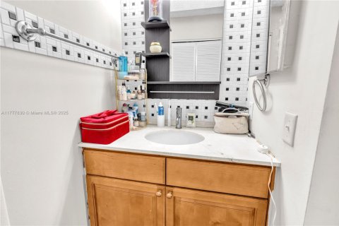 Condo in Hialeah, Florida, 2 bedrooms  № 1713772 - photo 23