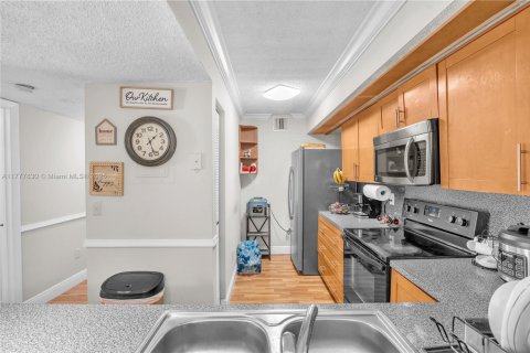 Condo in Hialeah, Florida, 2 bedrooms  № 1713772 - photo 12