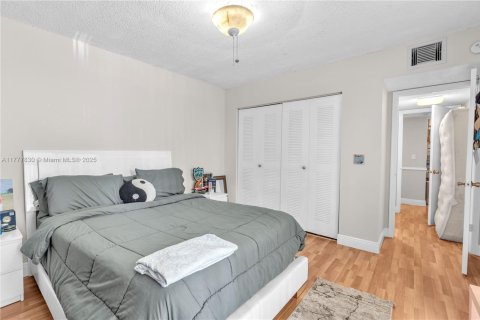 Condo in Hialeah, Florida, 2 bedrooms  № 1713772 - photo 19