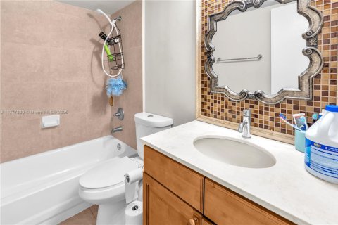 Condo in Hialeah, Florida, 2 bedrooms  № 1713772 - photo 17