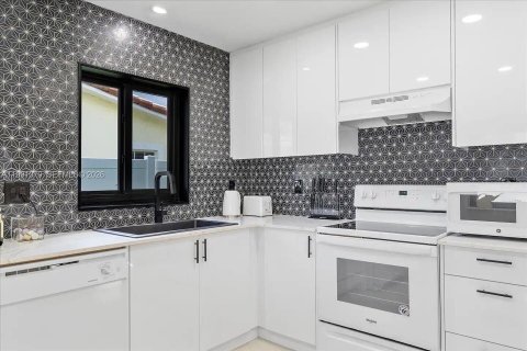 Villa ou maison à vendre à Dania Beach, Floride: 2 chambres, 125.05 m2 № 2062640 - photo 4