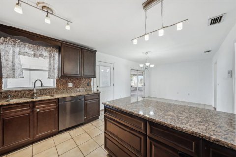 House in Winter Haven, Florida 3 bedrooms, 121.24 sq.m. № 1681555 - photo 18