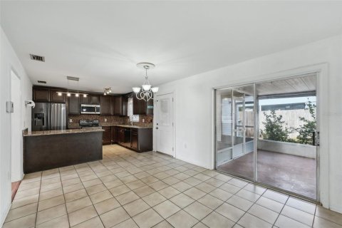 House in Winter Haven, Florida 3 bedrooms, 121.24 sq.m. № 1681555 - photo 9