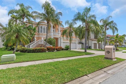 House in Clearwater, Florida 5 bedrooms, 384.06 sq.m. № 2219702 - photo 4