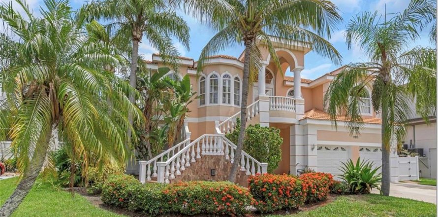 House in Clearwater, Florida 5 bedrooms, 384.06 sq.m. № 2219702