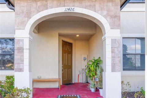 Купить таунхаус в Хайалиа, Флорида 3 спальни, 153.29м2, № 1980292 - фото 1