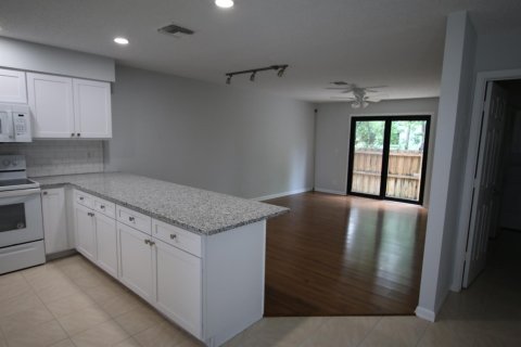 Touwnhouse à louer à Lantana, Floride: 2 chambres, 109.25 m2 № 2268004 - photo 2