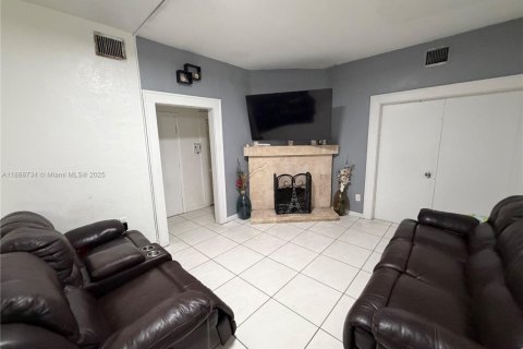 Villa ou maison à vendre à Miami, Floride: 2 chambres, 158.12 m2 № 1941539 - photo 19