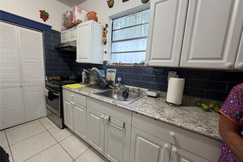 Villa ou maison à vendre à Miami, Floride: 2 chambres, 158.12 m2 № 1941539 - photo 10