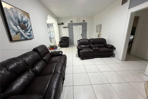 Villa ou maison à vendre à Miami, Floride: 2 chambres, 158.12 m2 № 1941539 - photo 14