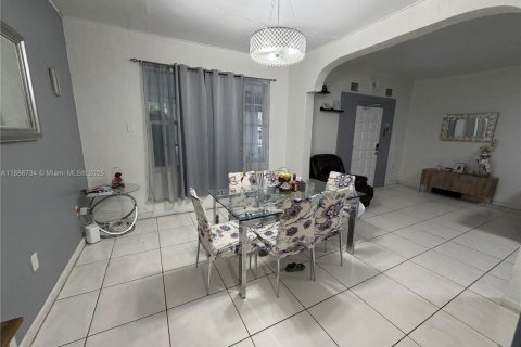 Villa ou maison à vendre à Miami, Floride: 2 chambres, 158.12 m2 № 1941539 - photo 11