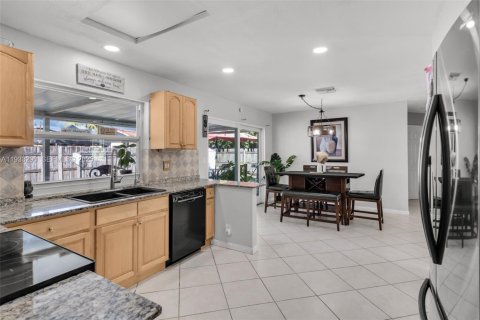 Casa en alquiler en Margate, Florida, 3 dormitorios, 110.83 m2 № 1992025 - foto 10