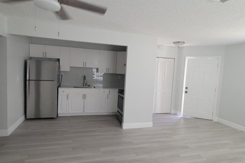 Propiedad comercial en alquiler en Lantana, Florida, 2 dormitorios, 92.72 m2 № 1207668 - foto 1
