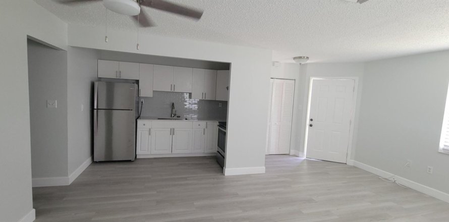 Propiedad comercial en Lantana, Florida 2 dormitorios, 92.72 m2 № 1207668
