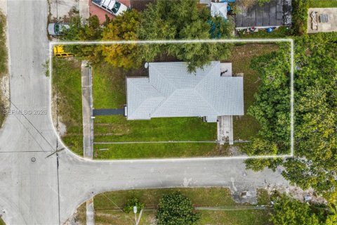 Villa ou maison à vendre à Miami, Floride: 3 chambres, 93.37 m2 № 2059818 - photo 21