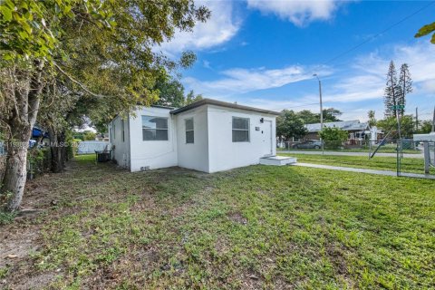 Villa ou maison à vendre à Miami, Floride: 3 chambres, 93.37 m2 № 2059818 - photo 15